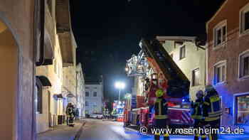 Starke Rauchentwicklung in Trostberg löst abendlichen Feuerwehreinsatz aus
