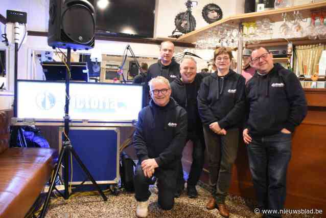 Het begon met illegale uitzending in een caravan: Radio Victoria haalt voor 44ste verjaardag iconische radiofragmenten van onder het stof