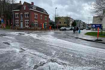 Lekkende veegwagen veroorzaakt kilometerslang oliespoor: “Acht fietsers kwamen ten val”