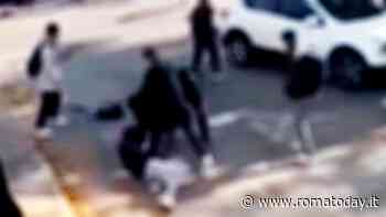 Spedizione punitiva all'uscita dal liceo: 17enne pestato dal branco, ferito anche l'amico