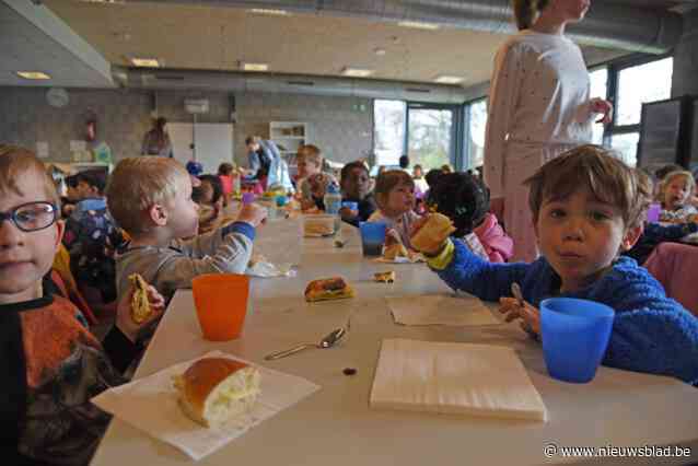 Leerlingen ’t Konkelgoed krijgen ontbijt op Pyjamadag