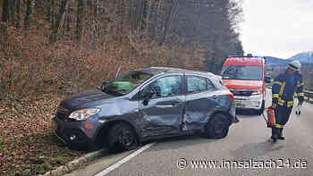 Unfall in Teisendorf: Trostbergerin (66) wird mit Wagen gegen Leitplanke geschleudert