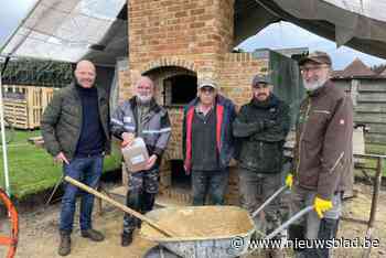 Paardenurine helpt vrijwilligers bij bouw van authentieke bakoven: “Paardenkliniek bezorgde ons 20 liter”