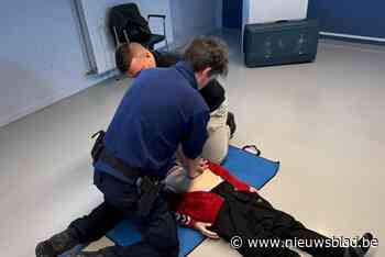 Hier krijgen alle politiemedewerkers EHBO-lessen: “Geen overbodige luxe, want één op twee politiemensen op het terrein krijgt te maken met reanimatiesituatie”