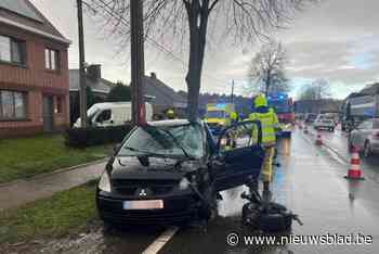 Auto en bestelwagen botsen op de Olenseweg