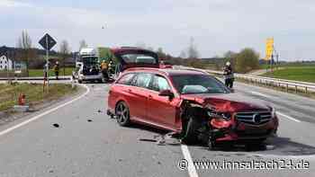 Autos kollidieren auf Bundesstraße in Bayern - eine Person verletzt