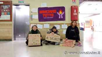 Blitz transfemminista alla Sapienza: "Bruciamo tutto" blocca le lezioni e suona l'allarme antincendio