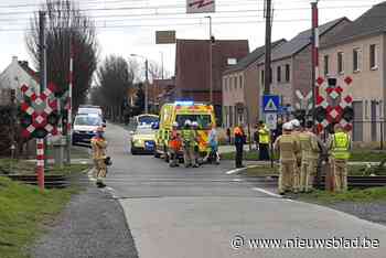 Bromfietser belandt onder trein bij nieuw incident op gesloten overweg, eerder staken vrouw met buggy en motorrijder spoorweg over