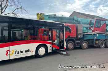 Kinder verletzt: Schulbus prallt in Borgentreich gegen Kran