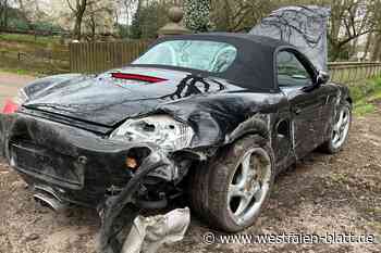 Porsche kracht in Steinmauer