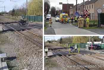 Bromfietser belandt onder trein bij nieuw incident op gesloten overweg, eerder staken vrouw met buggy en motorrijder spoorweg over