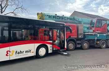 POL-HX: Schulbus rollt gegen parkenden Kranwagen
