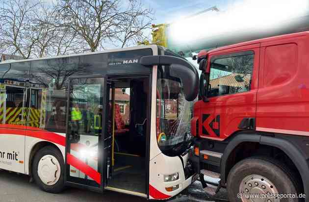 FW Borgentreich: Unfall mit einem Schulbus. 12 Fahrgäste sind betroffen!