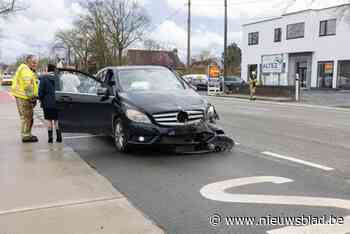 Auto’s botsen op Grote Steenweg, één persoon lichtgewond naar ziekenhuis