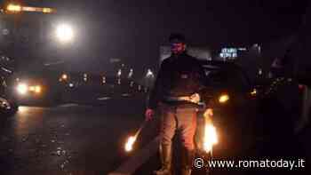 Incidente in autostrada: colpita da uno pneumatico in A1, grave una donna