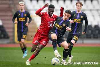 Mohamed Bouchouari is met zijn 23 ouderdomsdeken van RSCA Futures: “Ik probeer de jonkies op sleeptouw te nemen”