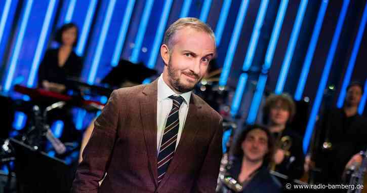 Jan Böhmermann sagt Haltestellen in Bremer Buslinie 90 an