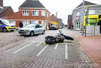 Auto schept motorrijder, die wordt weggekatapulteerd: drie inzittenden laten zwaargewond slachtoffer achter