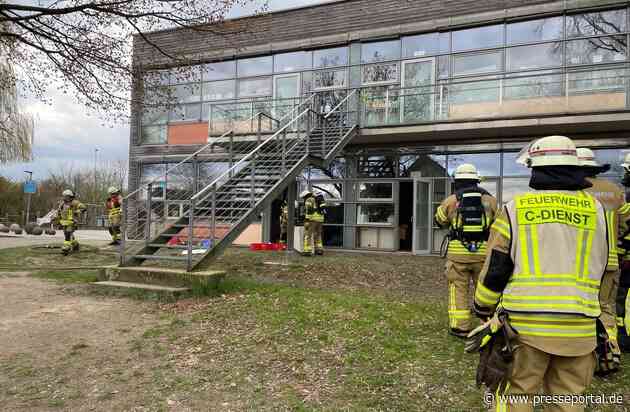 FF Bad Salzuflen: Feuer bricht in Klassenzimmer der Grundschule Knetterheide aus / Rauch breitet sich im Gebäude aus. Verletzt wird zum Glück niemand.