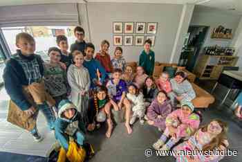 Na drie maanden Bednet krijgt zieke Mika (11) klas in pyjama op bezoek: “Grote verrassing”