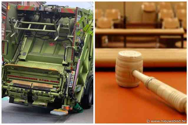 Bestuurder van vuilniskar die paaltjes en bijna kind wegmaaide aan school krijgt enkel 720 euro boete: “Nagenoeg onmogelijk om er te manoeuvreren”