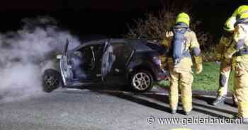 Auto vliegt in brand op N225 in Heelsum: verkeer ondervind hinder