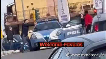 "C'è un uomo armato nel centro commerciale", la polizia lo ferma con il taser