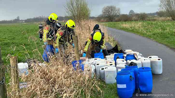 Dumping tientallen vaten in buitengebied, een vat lag open in het water