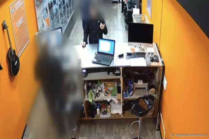Jongen betaalt telefoon van buitgemaakte pas 82-jarige vrouw uit Purmerend (video)