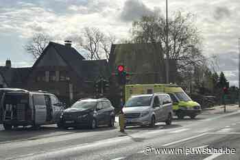 Beperkte verkeershinder na botsing aan tanktstation
