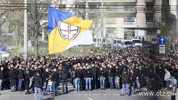 Fans des FC Carl Zeiss Jena marschieren vorm Thüringenderby: Plötzlich wurde es hektisch