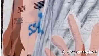 Il murale di De Falchi vandalizzato con scritte laziali. La Nord prende le distanze