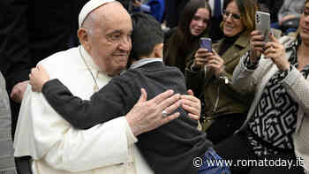 Papa Francesco incontra medici e pazienti del Bambino Gesù. I messaggi dei piccoli: "Mi piaci tanto"