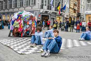 Opmerkelijke flashmob moet Hasseltse shoppers wakkerschudden: “Koop duurzamer”