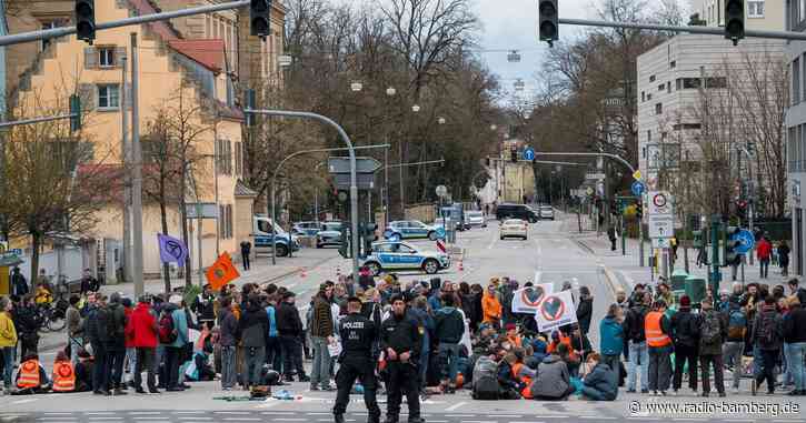 Klimaaktivisten protestieren mit Blockaden ohne Kleber
