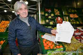 Marktkramers op Theaterplein boos over hoge boetes en geheime stadstoezichters: “Ze hebben macht gegeven aan mensen die er niet mee om kunnen”