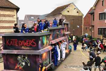 Prins Alexander I strooit met honderden kilo’s snoep in Millen