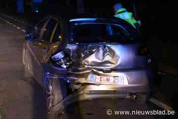 Bestuurder rijdt geparkeerde auto aan en vlucht dan weg
