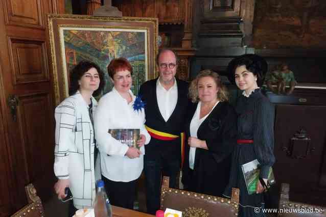 Estse televisieploeg overhandigt brieven van Belgische verzetsstrijders aan museum: “Ongelofelijk dat ze niet in de vuilnisbak zijn gegooid”