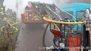 Großeinsatz auf dem Wimberg: Rund 90 Feuerwehrleute kämpfen gegen Flammen-Inferno