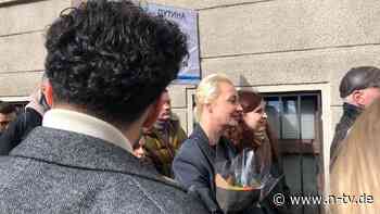 Wartende applaudieren: Julia Nawalnaja will in Russischer Botschaft in Berlin wählen