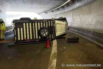 Zware terreinwagen crasht in tunnel in Bevrijdingslaan