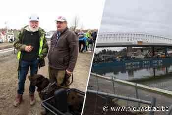 Honderden nieuwsgierigen volgen plaatsing 1.100 ton zware brug over Albertkanaal: “Dit gevaarte gaat niet snel omvallen”