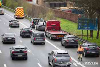 Drie auto’s botsen aan oprit E40, één gewonde naar ziekenhuis