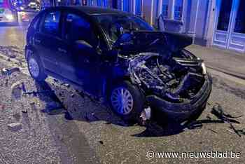 Wagen rijdt in op geparkeerd voertuig, met zware schade tot gevolg