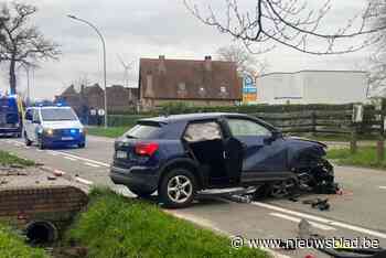 Voertuig raakt van weg, belandt in gracht en botst tegen duiker, één gewonde naar ziekenhuis