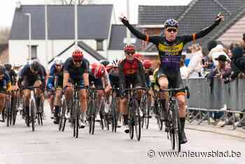 Tom Timmermans spurt in Budingen naar de zege, Ferre Geeraerts tevreden met ereplaats: “Op het BK tijdrijden ga ik voor het podium”