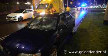 Voetganger op zebrapad wordt geschept door auto en komt meters verderop terecht