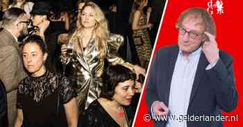 Dat hoort bij het Boekenbal: iedereen loopt rusteloos heen en weer, op zoek naar nieuwe contactuele avonturen