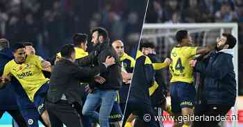 Bizarre beelden uit Turkije: Belgische spits Batshuayi velt fan met karatetrap na veldbestorming